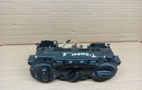 Volkswagen Tiguan Climate control unit 5M2820045A 984312L 5HB00932727
