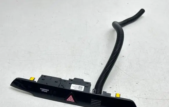 Hyundai Tucson TL Hazard light switch 93700D7100 2005210000190