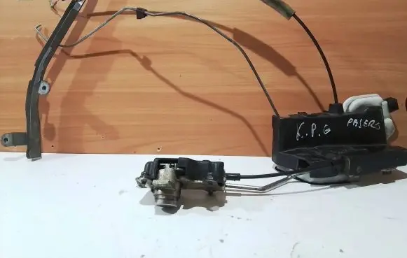 Mitsubishi Pajero Front door lock