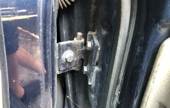 Volvo XC90 Front door lower hinge 