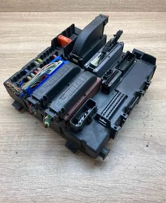 Opel Vectra C Fuse module 13112911 519046015