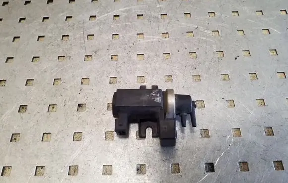 BMW 5 E39 Turbo solenoid valve 72279600 2247906