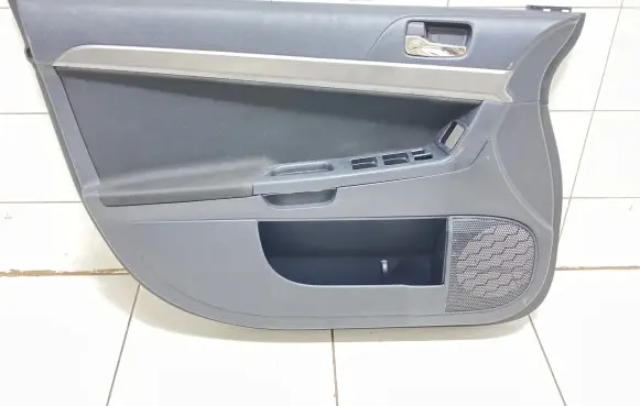 Mitsubishi Lancer VIII Front door card panel trim 7221A447XA