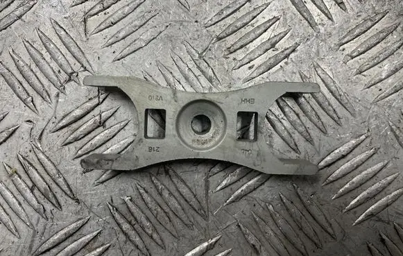 Volkswagen Golf Sportsvan Fuel Injector clamp holder 04L216
