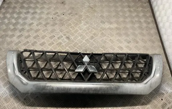 Mitsubishi Pajero Sport I Front grill 