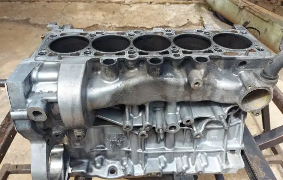 Volkswagen Touareg I Engine block 070103021M