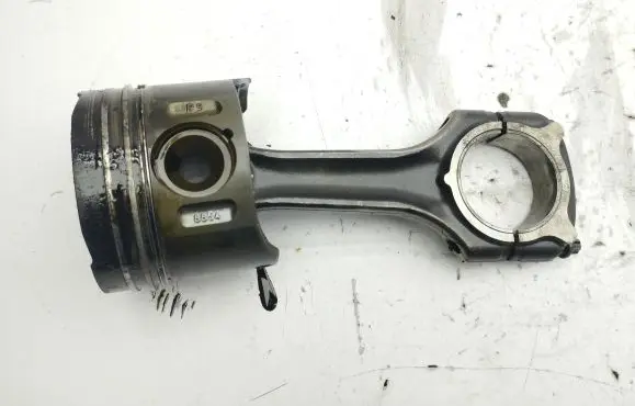 Chrysler PT Cruiser Piston with connecting rod