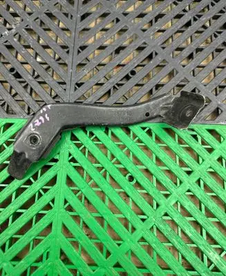 BMW 5 E60 E61 Fender mounting bracket 7060814