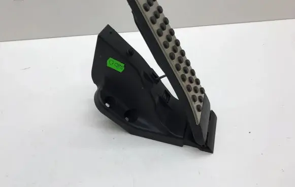 Mercedes-Benz C W205 Accelerator throttle pedal A2053000104 0965 ZGS00509