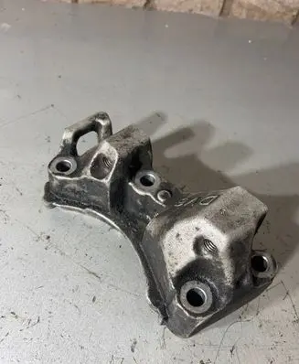 Citroen C4 I Engine mounting bracket 9688615780