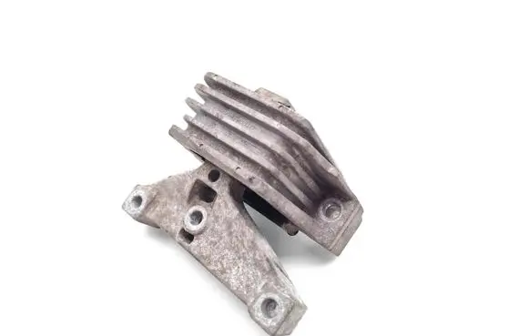 Peugeot 207 Engine mount bracket