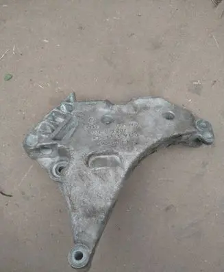 Volkswagen PASSAT B7 Engine mounting bracket 03L199207