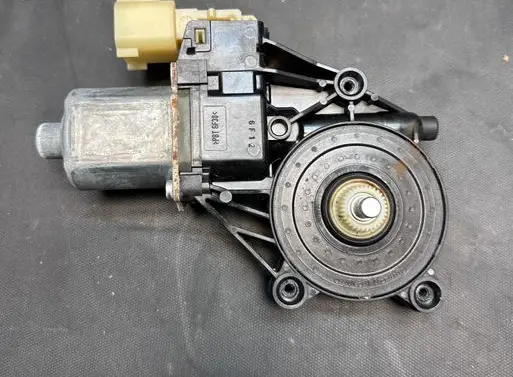 Land Rover Discovery 5 Front door window regulator motor 0130822792 840368008A 20170312