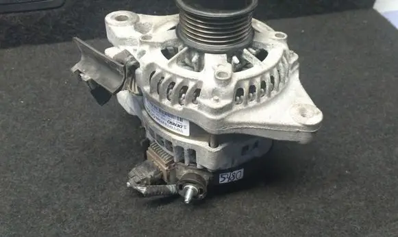 Toyota Avensis T250 Generator/alternator 27060OT200
