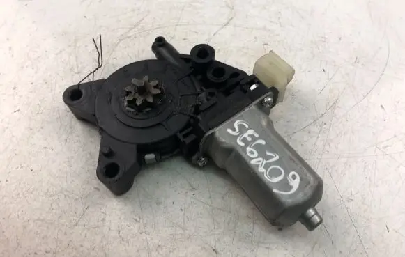 KIA Soul Front door window regulator motor 824501M000
