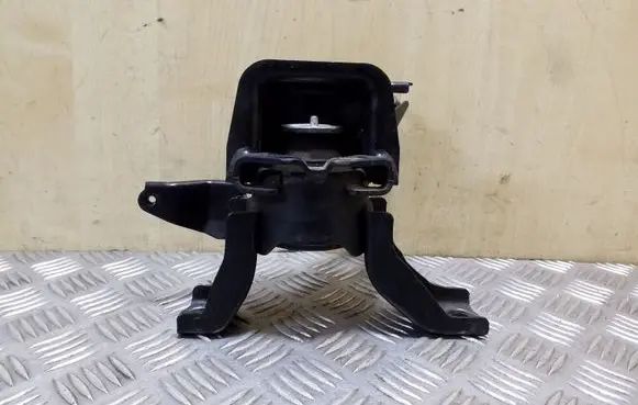 Lexus CT 200H Engine mount bracket