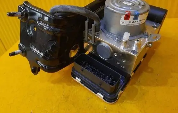 Mercedes-Benz C W206 Air suspension compressor/pump A2069010708