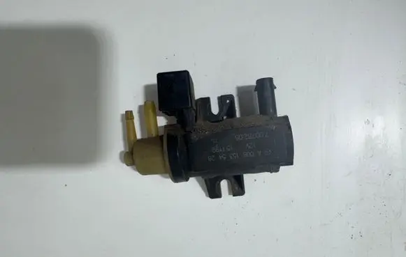 Mercedes-Benz CLS C218 X218 Turbo solenoid valve A0081535428 15T199