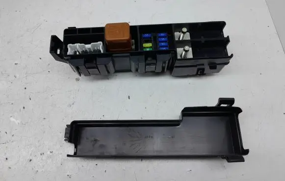 Infiniti QX70 S51 Fuse module