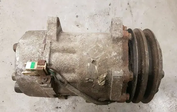 Volkswagen PASSAT B3 Air conditioning (A/C) compressor (pump) 357820803 357820805