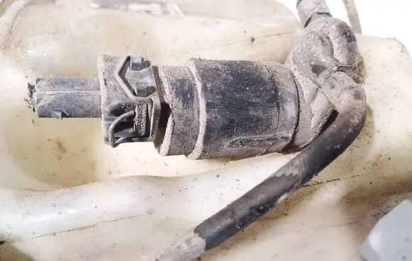 Nissan Primera Windscreen/windshield washer pump 
