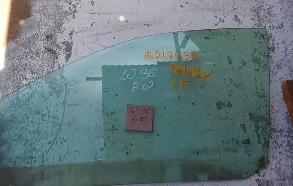Audi A4 S4 B5 8D Front door window glass four-door 43R001193