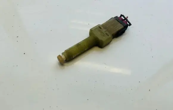 Volkswagen PASSAT B5 Brake pedal sensor switch 443945515
