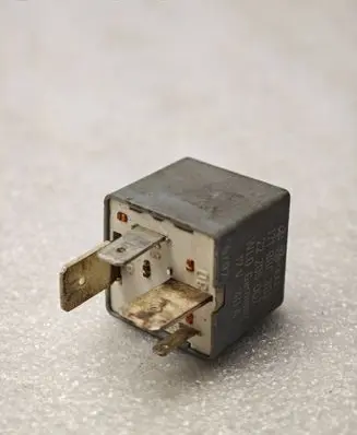 Volkswagen PASSAT B4 Other relay 171906383 22205007