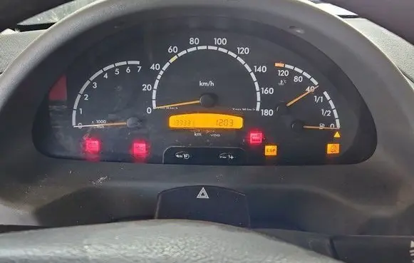 Speedometer (instrument cluster)