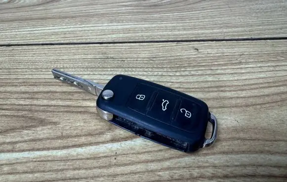 Volkswagen Golf VI Ignition key/card 5K0837202AD 5FA01018002 2Q11DJ3211