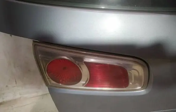 Tailgate rear/tail lights