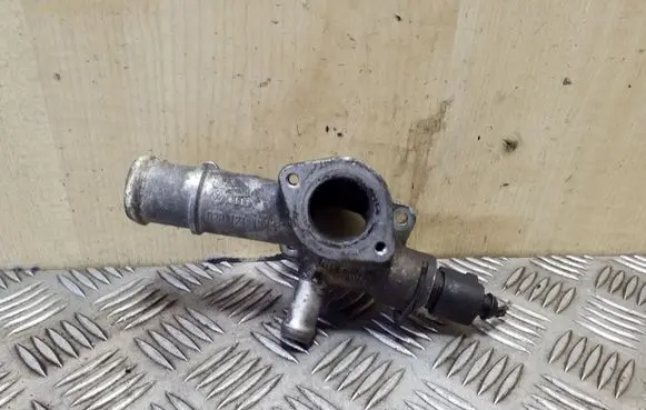 Volkswagen Golf IV Engine coolant pipe/hose 038121133A