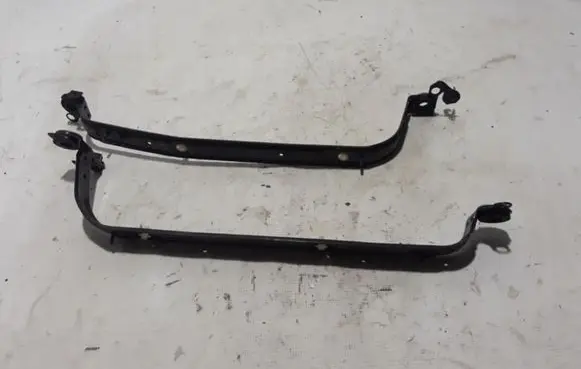 Fuel tank mounting bracket