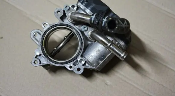 Volkswagen Golf VII Throttle valve 04L128063H 04L128059G