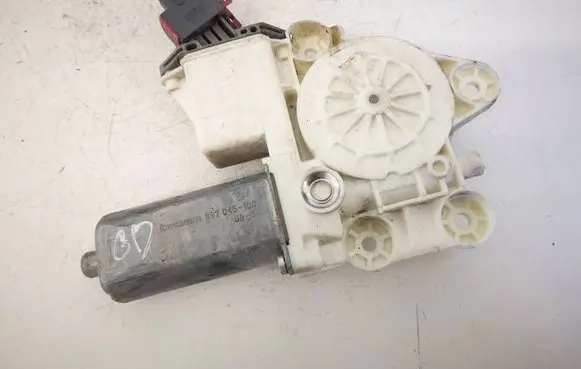 Toyota Avensis T250 Rear door window regulator motor 0130822031