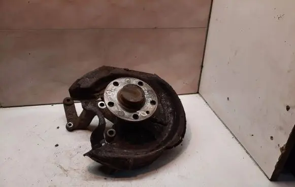 Volkswagen Golf V Rear wheel hub