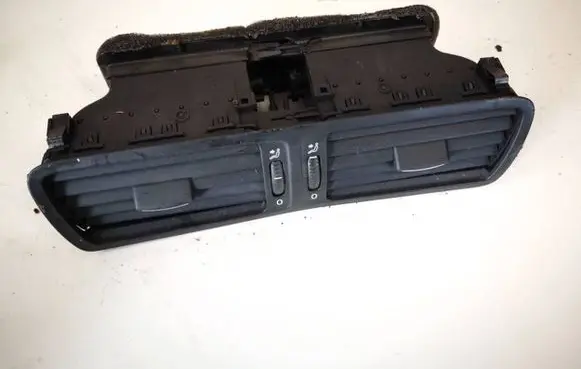 Volkswagen PASSAT CC Dash center air vent grill 3c2819728 p0110957