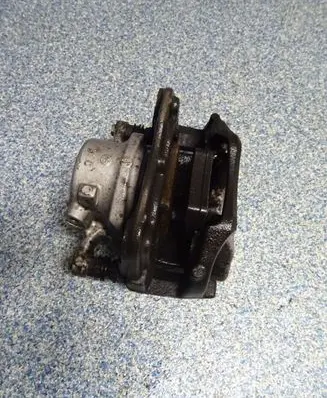 BMW 5 G30 G31 Front brake caliper 6882256