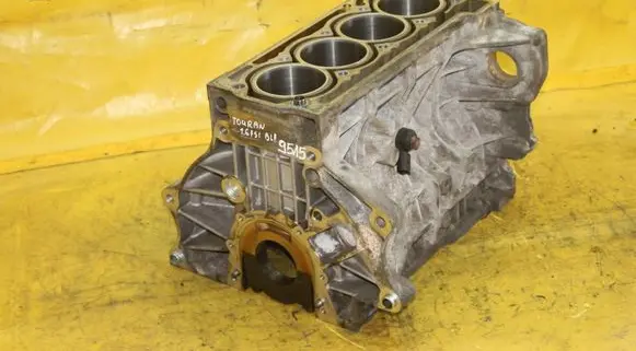 Volkswagen Golf V Engine block 