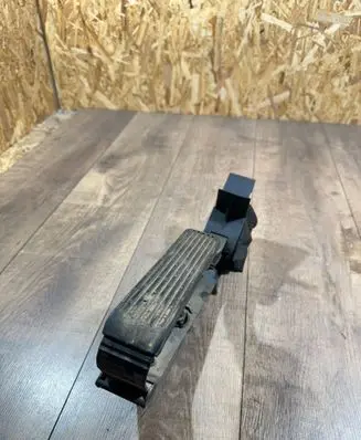 Accelerator throttle pedal