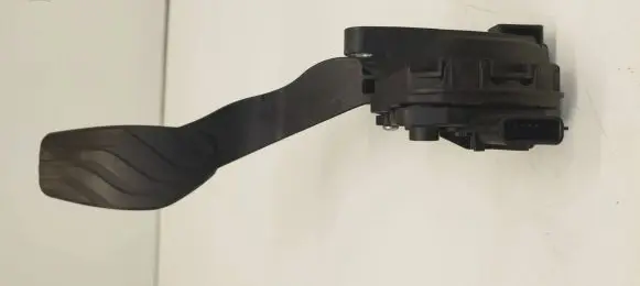 Accelerator throttle pedal