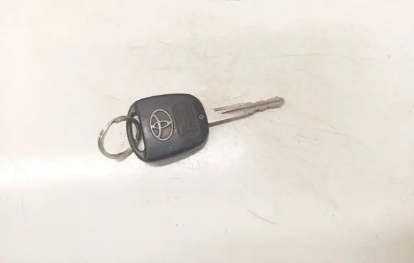 Toyota Avensis T250 Ignition key/card 736670A