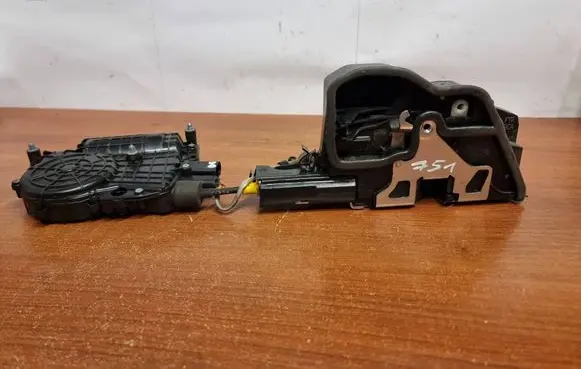 BMW X5 E70 Front door lock 7167580