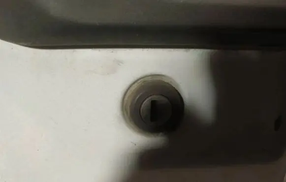 Iveco Daily 30.8 - 9 Front door lock (next to the handle) 