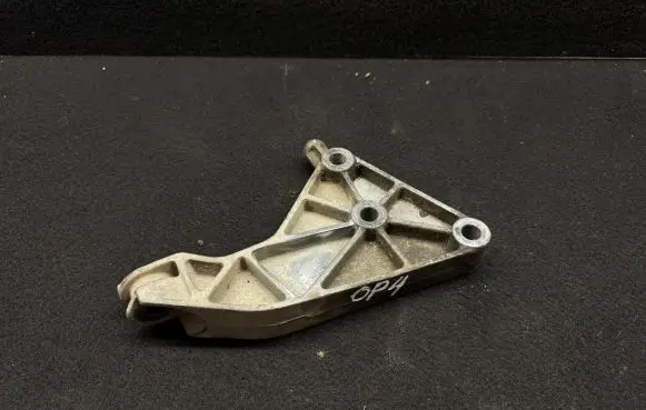 Opel Zafira A Engine mounting bracket 90575233