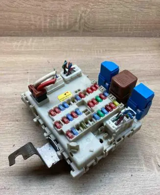 Nissan Almera N16 Fuse module 24350BU210 0212031