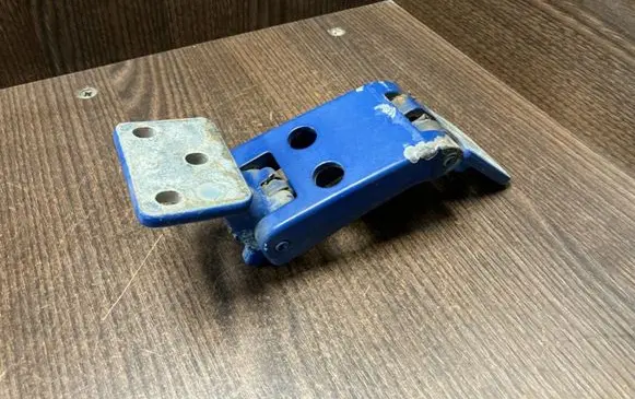 Mercedes-Benz Sprinter W906 Loading door lower hinge 9067400337