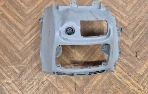 Hyundai Sonata Radio/GPS head unit trim 847603K100