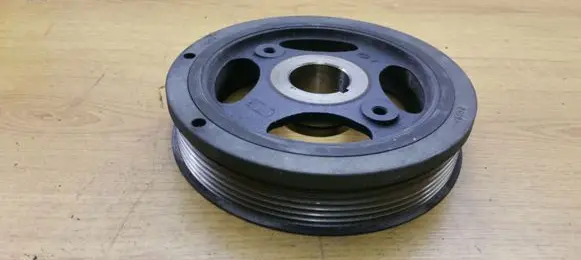 Toyota Avensis T270 Crankshaft pulley 134060R030