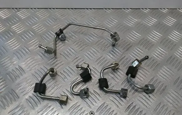 Volkswagen PASSAT B8 Fuel injector supply line/pipe 